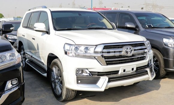 Acheter Import Voiture Toyota Land Cruiser Blanc à Import - Dubai, Iles Acheter Import Voiture Toyota Land Cruiser Blanc à Import - Dubai, Iles
