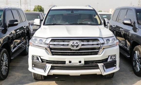 Acheter Import Voiture Toyota Land Cruiser Blanc à Import - Dubai, Iles Acheter Import Voiture Toyota Land Cruiser Blanc à Import - Dubai, Iles