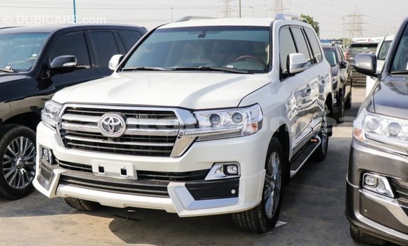 Acheter Import Voiture Toyota Land Cruiser Blanc à Import - Dubai, Iles Acheter Import Voiture Toyota Land Cruiser Blanc à Import - Dubai, Iles