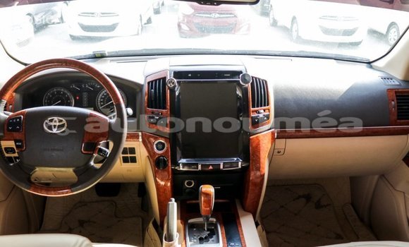 Acheter Import Voiture Toyota Land Cruiser Blanc à Import - Dubai, Iles Acheter Import Voiture Toyota Land Cruiser Blanc à Import - Dubai, Iles