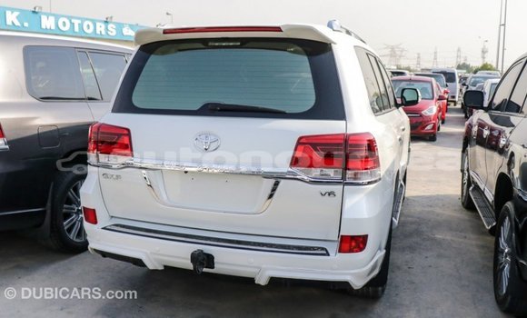Acheter Import Voiture Toyota Land Cruiser Blanc à Import - Dubai, Iles Acheter Import Voiture Toyota Land Cruiser Blanc à Import - Dubai, Iles