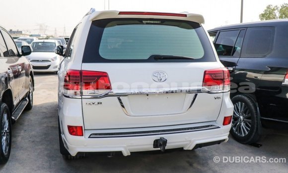 Acheter Import Voiture Toyota Land Cruiser Blanc à Import - Dubai, Iles Acheter Import Voiture Toyota Land Cruiser Blanc à Import - Dubai, Iles