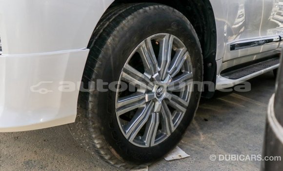Acheter Import Voiture Toyota Land Cruiser Blanc à Import - Dubai, Iles Acheter Import Voiture Toyota Land Cruiser Blanc à Import - Dubai, Iles