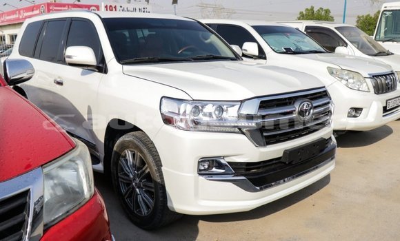 Acheter Import Voiture Toyota Land Cruiser Blanc à Import - Dubai, Iles Acheter Import Voiture Toyota Land Cruiser Blanc à Import - Dubai, Iles