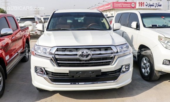 Acheter Import Voiture Toyota Land Cruiser Blanc à Import - Dubai, Iles Acheter Import Voiture Toyota Land Cruiser Blanc à Import - Dubai, Iles