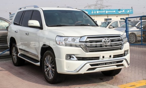 Acheter Import Voiture Toyota Land Cruiser Blanc à Import - Dubai, Iles Acheter Import Voiture Toyota Land Cruiser Blanc à Import - Dubai, Iles