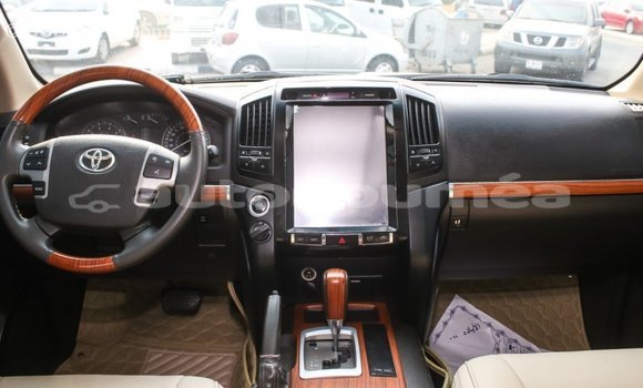 Acheter Import Voiture Toyota Land Cruiser Blanc à Import - Dubai, Iles Acheter Import Voiture Toyota Land Cruiser Blanc à Import - Dubai, Iles