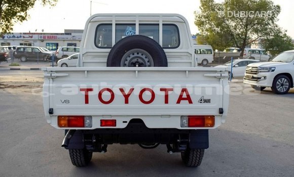 Acheter Import Voiture Toyota Land Cruiser Blanc à Import - Dubai, Iles Acheter Import Voiture Toyota Land Cruiser Blanc à Import - Dubai, Iles