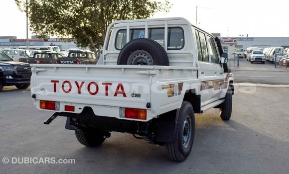Acheter Import Voiture Toyota Land Cruiser Blanc à Import - Dubai, Iles Acheter Import Voiture Toyota Land Cruiser Blanc à Import - Dubai, Iles