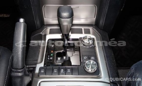 Acheter Import Voiture Toyota Land Cruiser Blanc à Import - Dubai, Iles Acheter Import Voiture Toyota Land Cruiser Blanc à Import - Dubai, Iles
