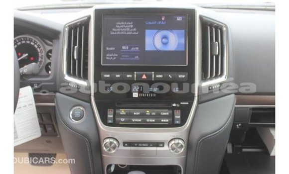 Acheter Import Voiture Toyota Land Cruiser Blanc à Import - Dubai, Iles Acheter Import Voiture Toyota Land Cruiser Blanc à Import - Dubai, Iles