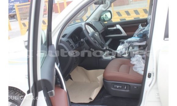 Acheter Import Voiture Toyota Land Cruiser Blanc à Import - Dubai, Iles Acheter Import Voiture Toyota Land Cruiser Blanc à Import - Dubai, Iles