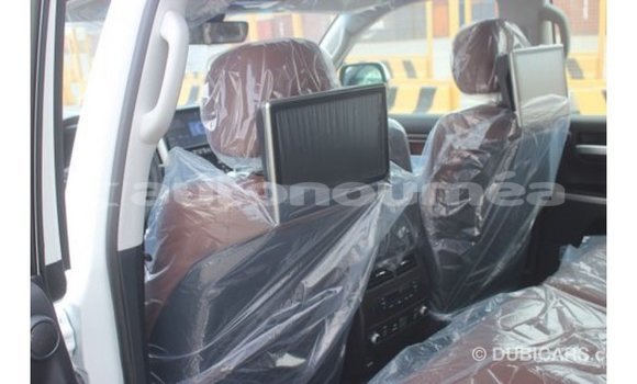 Acheter Import Voiture Toyota Land Cruiser Blanc à Import - Dubai, Iles Acheter Import Voiture Toyota Land Cruiser Blanc à Import - Dubai, Iles