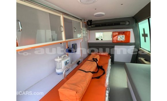 Acheter Import Voiture Toyota Land Cruiser Beige à Import - Dubai, Iles Acheter Import Voiture Toyota Land Cruiser Beige à Import - Dubai, Iles