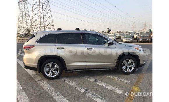 Acheter Import Voiture Toyota Highlander Beige à Import - Dubai, Iles Acheter Import Voiture Toyota Highlander Beige à Import - Dubai, Iles