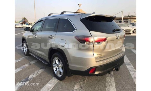 Acheter Import Voiture Toyota Highlander Beige à Import - Dubai, Iles Acheter Import Voiture Toyota Highlander Beige à Import - Dubai, Iles