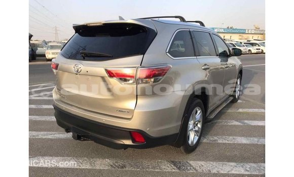 Acheter Import Voiture Toyota Highlander Beige à Import - Dubai, Iles Acheter Import Voiture Toyota Highlander Beige à Import - Dubai, Iles