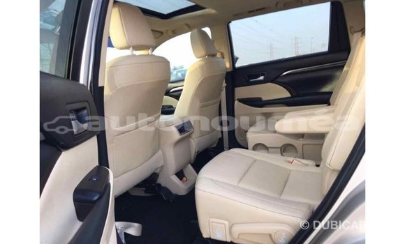 Acheter Import Voiture Toyota Highlander Beige à Import - Dubai, Iles Acheter Import Voiture Toyota Highlander Beige à Import - Dubai, Iles