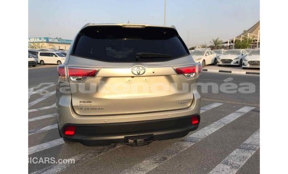 Acheter Import Voiture Toyota Highlander Beige à Import - Dubai, Iles Acheter Import Voiture Toyota Highlander Beige à Import - Dubai, Iles