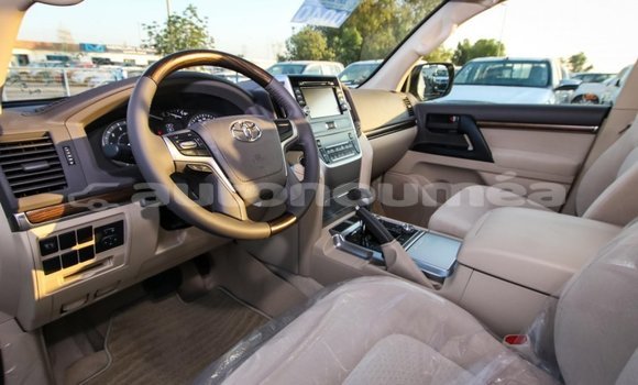 Buy Import Toyota Land Cruiser White Car in Import - Dubai in Iles Buy Import Toyota Land Cruiser White Car in Import - Dubai in Iles