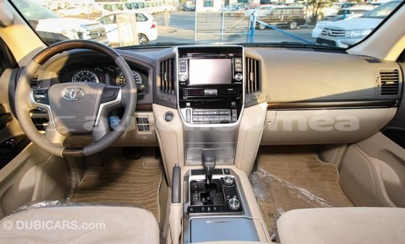 Buy Import Toyota Land Cruiser White Car in Import - Dubai in Iles Buy Import Toyota Land Cruiser White Car in Import - Dubai in Iles