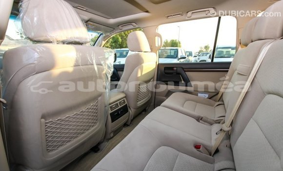 Buy Import Toyota Land Cruiser White Car in Import - Dubai in Iles Buy Import Toyota Land Cruiser White Car in Import - Dubai in Iles
