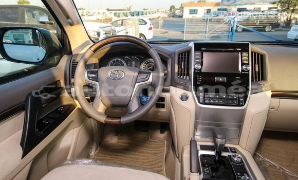 Buy Import Toyota Land Cruiser White Car in Import - Dubai in Iles Buy Import Toyota Land Cruiser White Car in Import - Dubai in Iles
