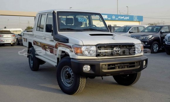 Acheter Import Voiture Toyota Land Cruiser Beige à Import - Dubai, Iles Acheter Import Voiture Toyota Land Cruiser Beige à Import - Dubai, Iles