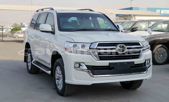 Acheter Import Voiture Toyota Land Cruiser Blanc à Import - Dubai, Iles Acheter Import Voiture Toyota Land Cruiser Blanc à Import - Dubai, Iles