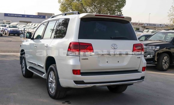 Acheter Import Voiture Toyota Land Cruiser Blanc à Import - Dubai, Iles Acheter Import Voiture Toyota Land Cruiser Blanc à Import - Dubai, Iles