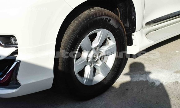 Acheter Import Voiture Toyota Prado Blanc à Import - Dubai, Iles Acheter Import Voiture Toyota Prado Blanc à Import - Dubai, Iles