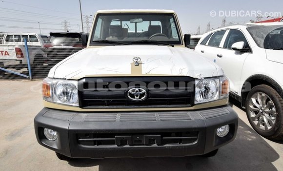 Acheter Import Voiture Toyota Land Cruiser Beige à Import - Dubai, Iles Acheter Import Voiture Toyota Land Cruiser Beige à Import - Dubai, Iles