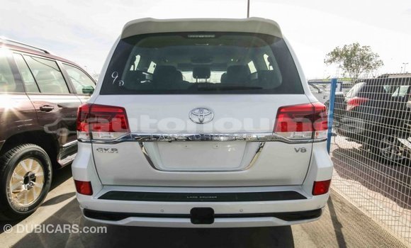 Acheter Import Voiture Toyota Land Cruiser Blanc à Import - Dubai, Iles Acheter Import Voiture Toyota Land Cruiser Blanc à Import - Dubai, Iles