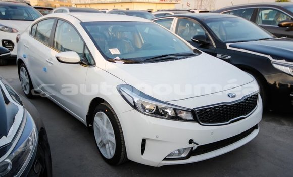 Acheter Import Voiture Kia Cerato Blanc à Import - Dubai, Iles Acheter Import Voiture Kia Cerato Blanc à Import - Dubai, Iles