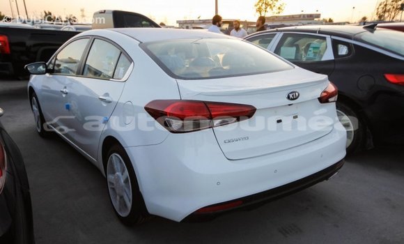Acheter Import Voiture Kia Cerato Blanc à Import - Dubai, Iles Acheter Import Voiture Kia Cerato Blanc à Import - Dubai, Iles