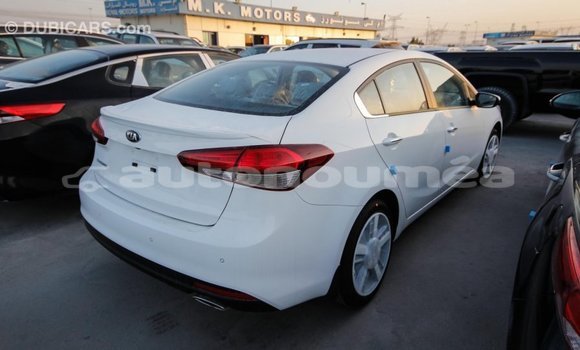 Acheter Import Voiture Kia Cerato Blanc à Import - Dubai, Iles Acheter Import Voiture Kia Cerato Blanc à Import - Dubai, Iles
