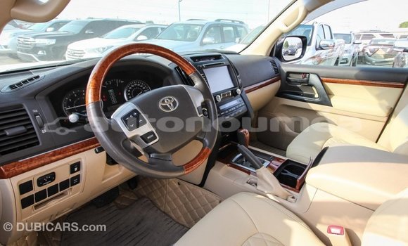 Acheter Import Voiture Toyota Land Cruiser Blanc à Import - Dubai, Iles Acheter Import Voiture Toyota Land Cruiser Blanc à Import - Dubai, Iles