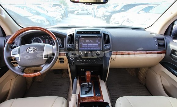 Acheter Import Voiture Toyota Land Cruiser Blanc à Import - Dubai, Iles Acheter Import Voiture Toyota Land Cruiser Blanc à Import - Dubai, Iles