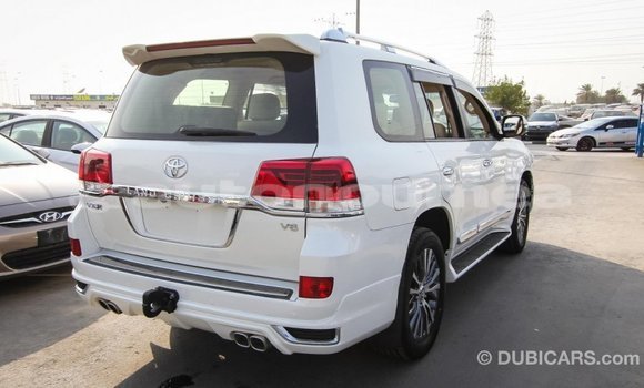 Acheter Import Voiture Toyota Land Cruiser Blanc à Import - Dubai, Iles Acheter Import Voiture Toyota Land Cruiser Blanc à Import - Dubai, Iles