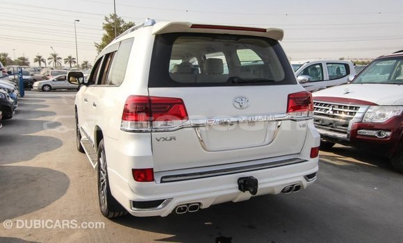 Acheter Import Voiture Toyota Land Cruiser Blanc à Import - Dubai, Iles Acheter Import Voiture Toyota Land Cruiser Blanc à Import - Dubai, Iles