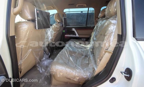 Acheter Import Voiture Toyota Land Cruiser Blanc à Import - Dubai, Iles Acheter Import Voiture Toyota Land Cruiser Blanc à Import - Dubai, Iles