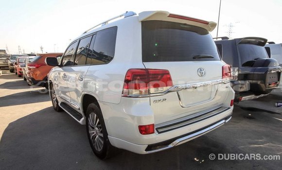 Acheter Import Voiture Toyota Land Cruiser Blanc à Import - Dubai, Iles Acheter Import Voiture Toyota Land Cruiser Blanc à Import - Dubai, Iles