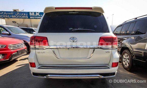 Acheter Import Voiture Toyota Land Cruiser Blanc à Import - Dubai, Iles Acheter Import Voiture Toyota Land Cruiser Blanc à Import - Dubai, Iles