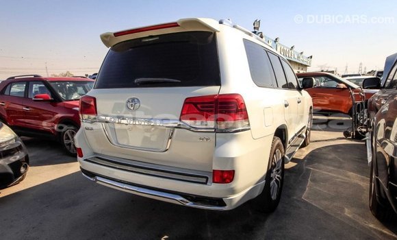 Acheter Import Voiture Toyota Land Cruiser Blanc à Import - Dubai, Iles Acheter Import Voiture Toyota Land Cruiser Blanc à Import - Dubai, Iles