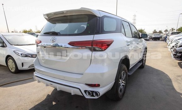 Acheter Import Voiture Toyota Fortuner Blanc à Import - Dubai, Iles Acheter Import Voiture Toyota Fortuner Blanc à Import - Dubai, Iles