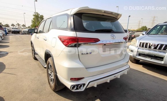 Acheter Import Voiture Toyota Fortuner Blanc à Import - Dubai, Iles Acheter Import Voiture Toyota Fortuner Blanc à Import - Dubai, Iles