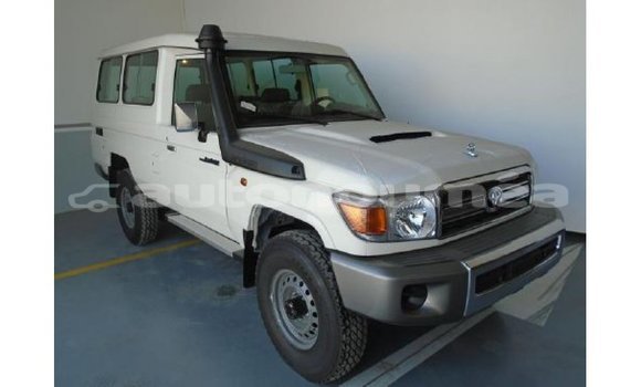 Buy Import Abarth 595 White Car in Import - Dubai in Iles