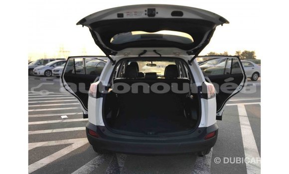 Acheter Import Utilitaire Toyota HiAce Blanc à Import - Dubai, Iles Acheter Import Utilitaire Toyota HiAce Blanc à Import - Dubai, Iles