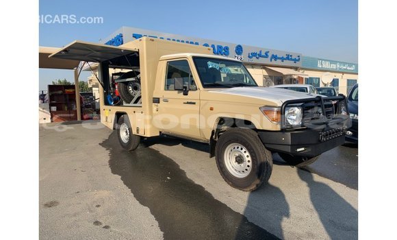 Buy Import Toyota Land Cruiser Beige Car in Import - Dubai in Iles Buy Import Toyota Land Cruiser Beige Car in Import - Dubai in Iles