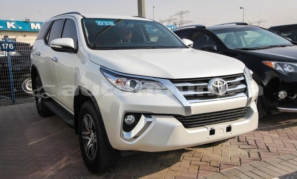 Acheter Import Voiture Toyota Fortuner Blanc à Import - Dubai, Iles Acheter Import Voiture Toyota Fortuner Blanc à Import - Dubai, Iles